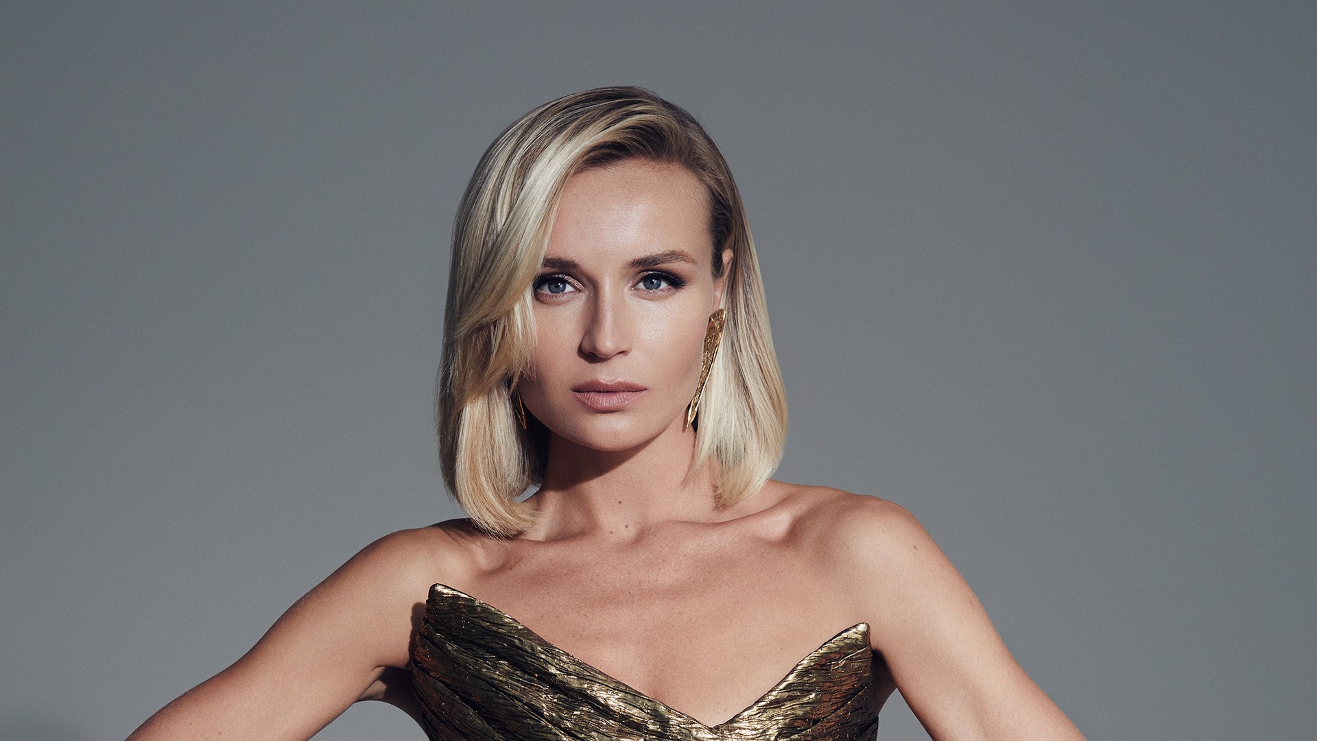 Полина Гагарина показала фигуру в бикини