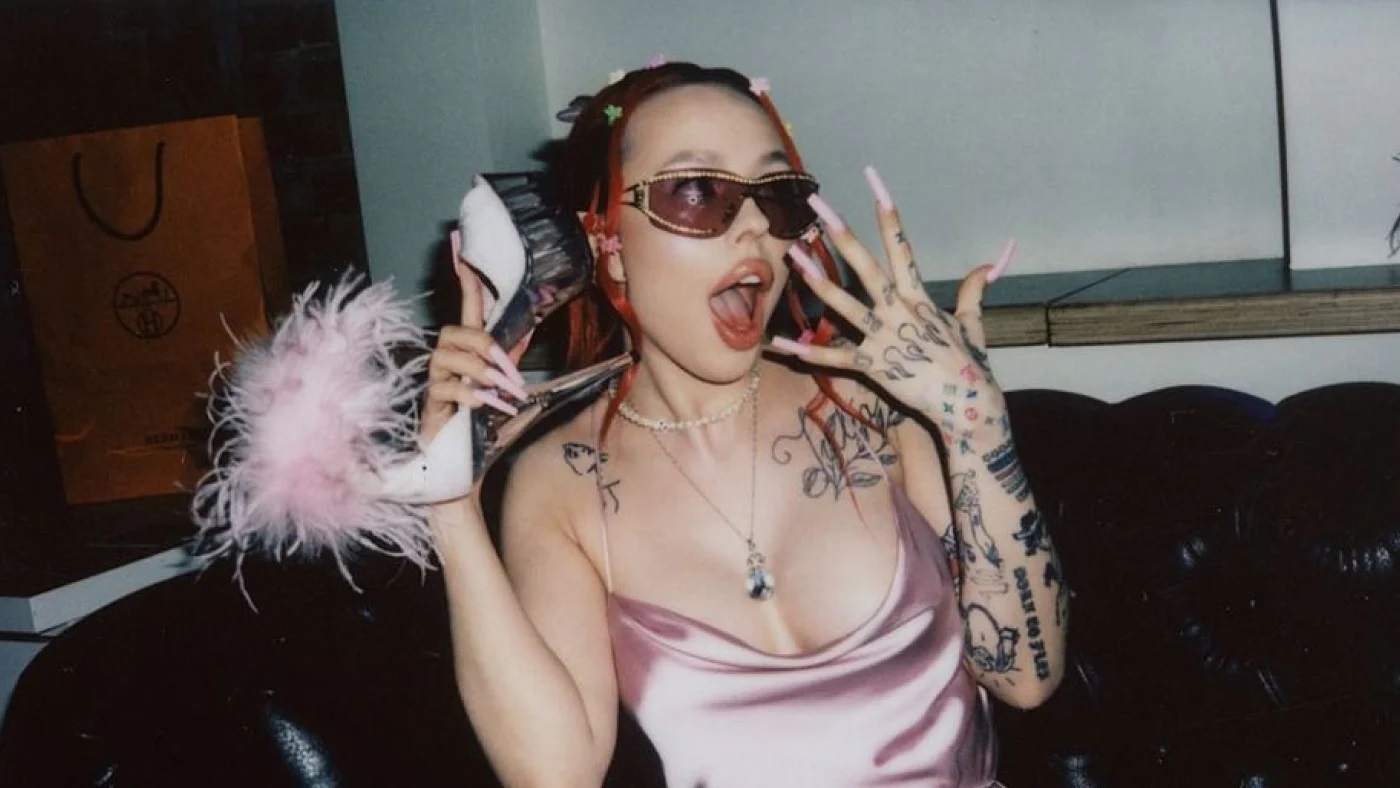 Инстасамка избавляется от тату и возвращается к естественности