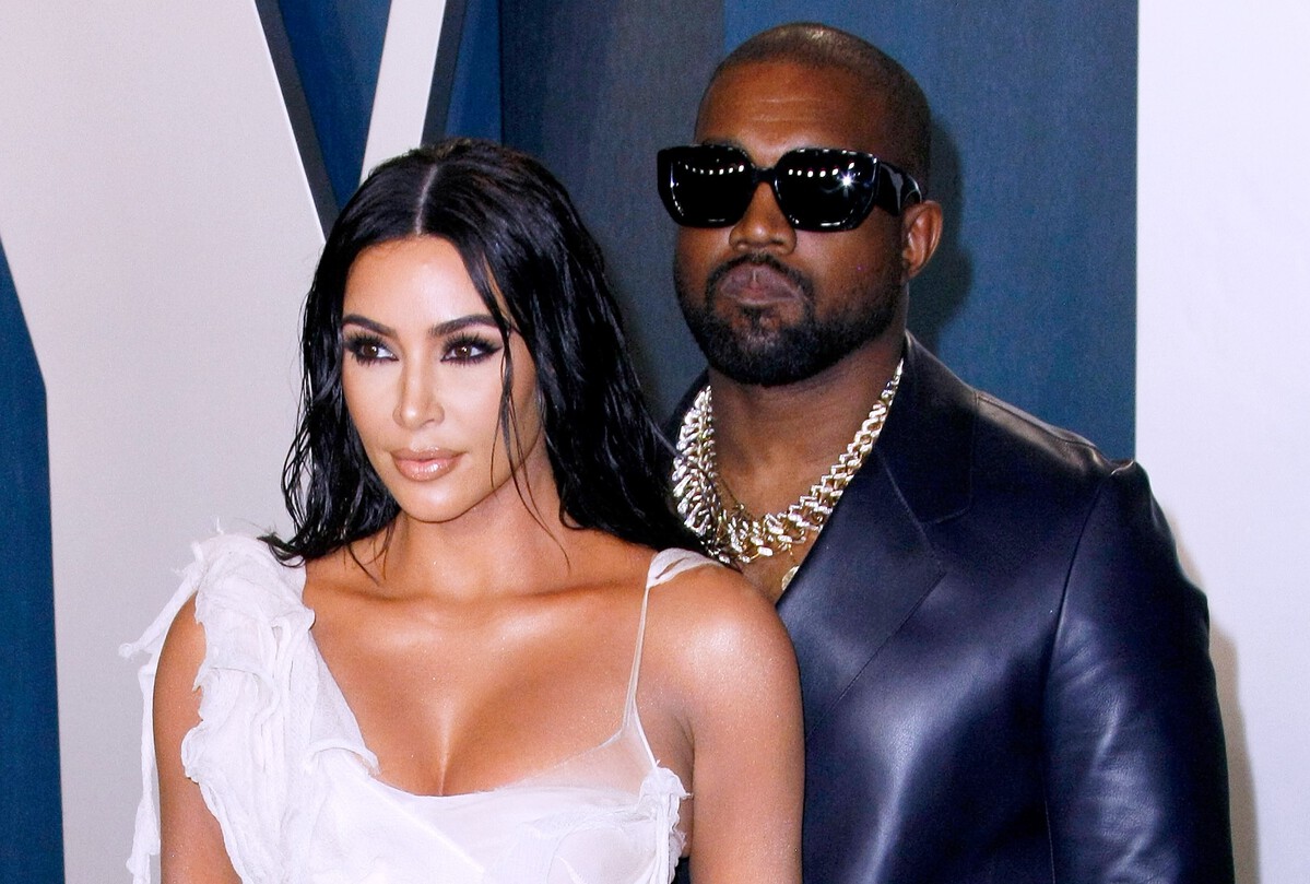 «Почему Ким позволяет ей так одеваться?»: дочери Кардашьян и Уэста предрекли ужасную судьбу