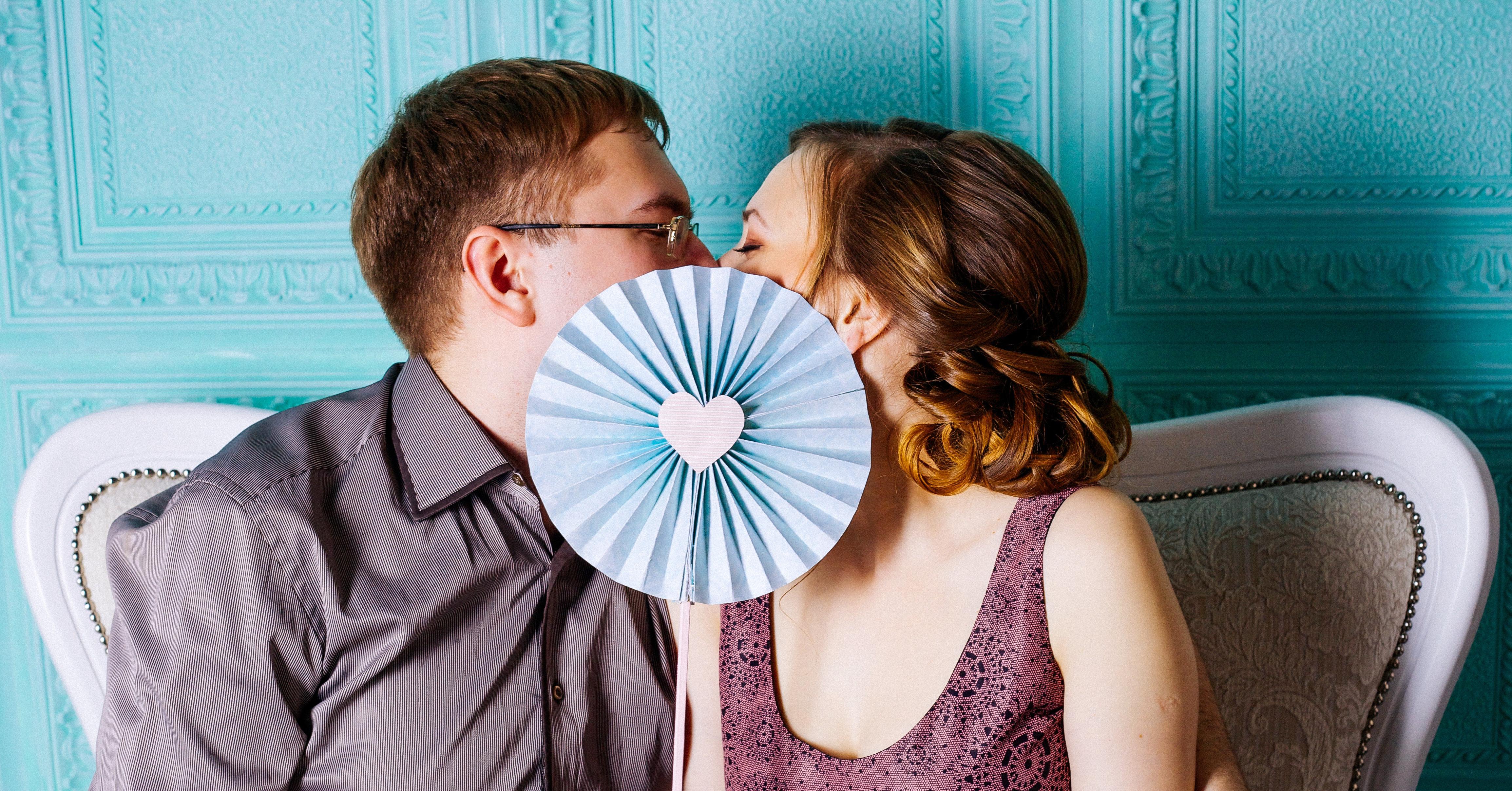 Love visiting. счастливые влюбленные. Love visiting. силуэты расходятся. поздравление на годовщину встречи любимому.