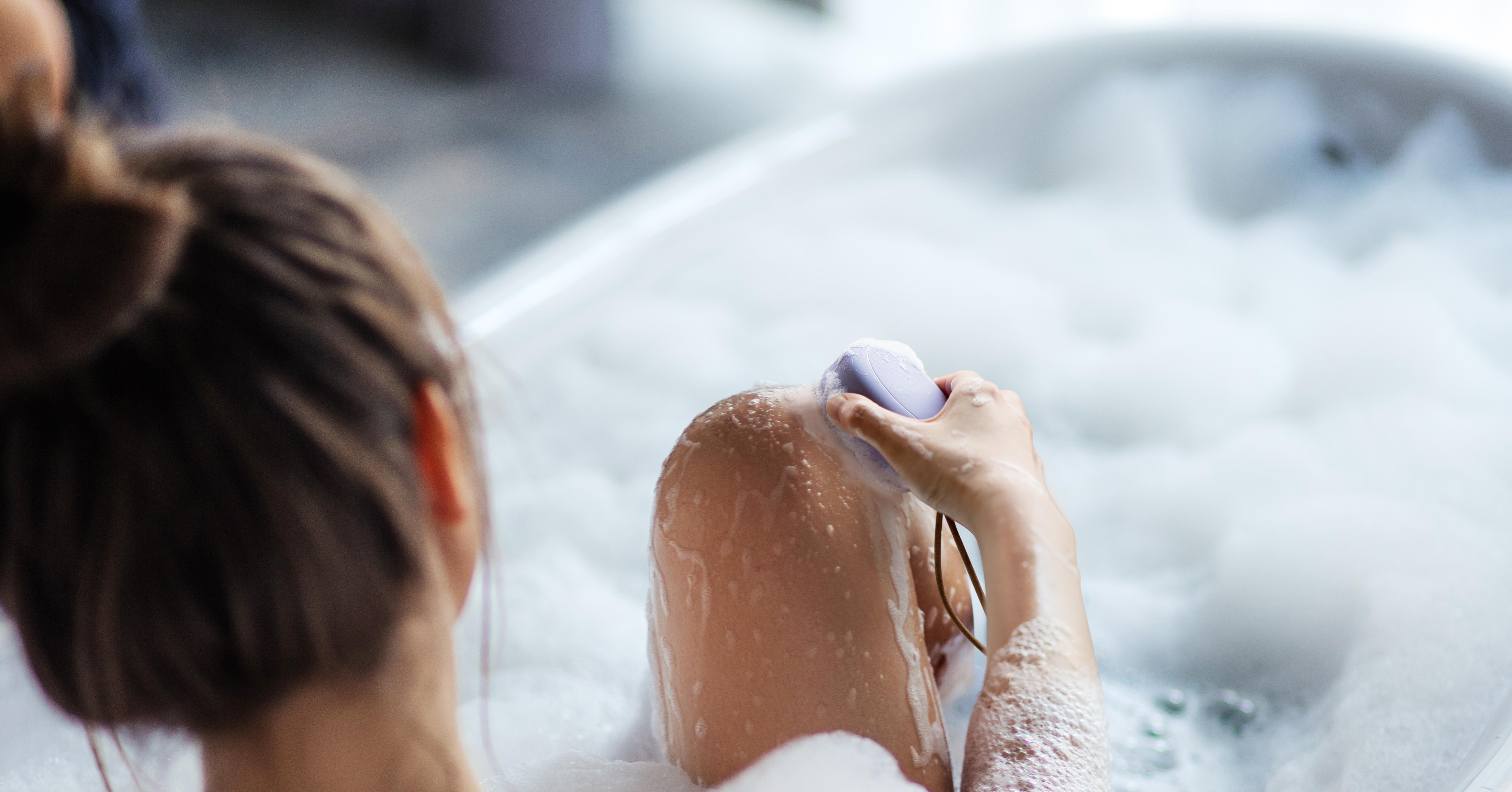 ванны с солью для тела. ванны с морской солью для похудения. реклама соли для ванн. ванная с морской солью. соленые ванны.