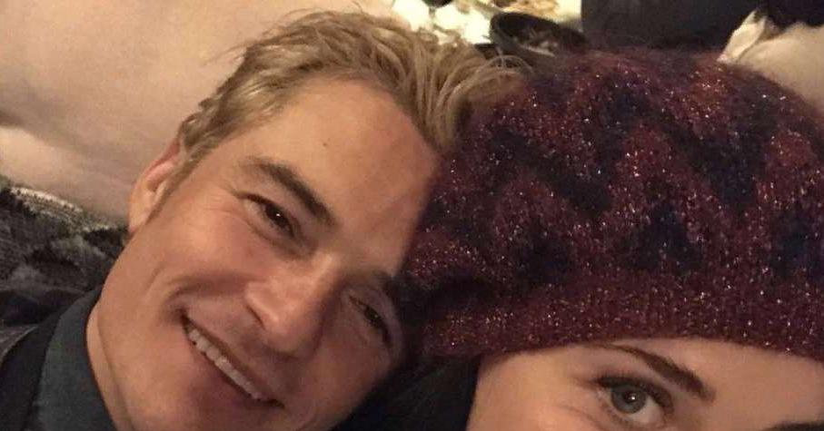 восторженный отклик. восторженный отклик. радостная женщина. человек показывает класс. девушка удивление.