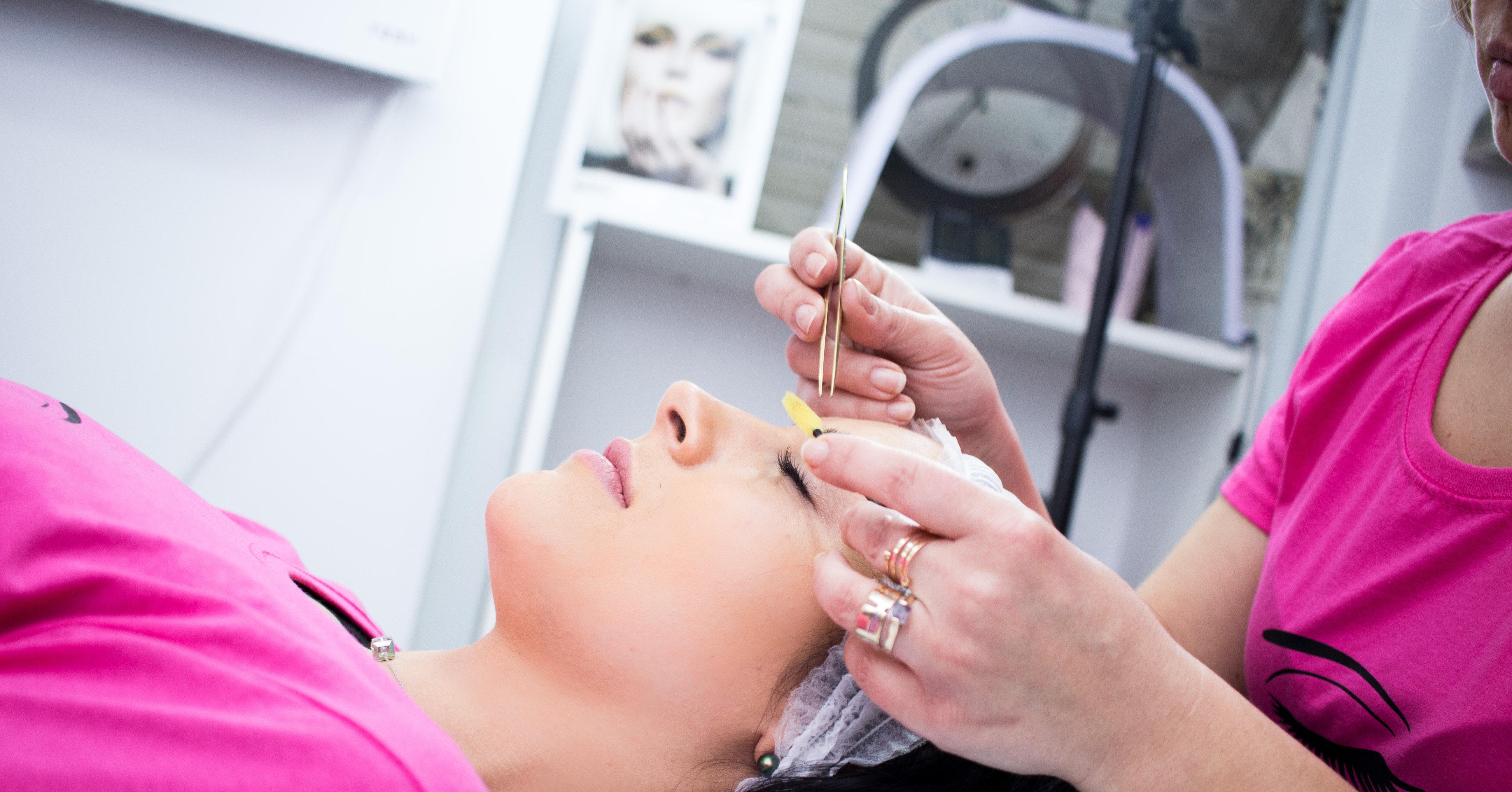 Женщина косметолог страшная. Ультрафонофорез процедура для лица. Уз чистка лица фото. Мужчина массаж лица патчи. Ультрафонофорез процедура для лица.