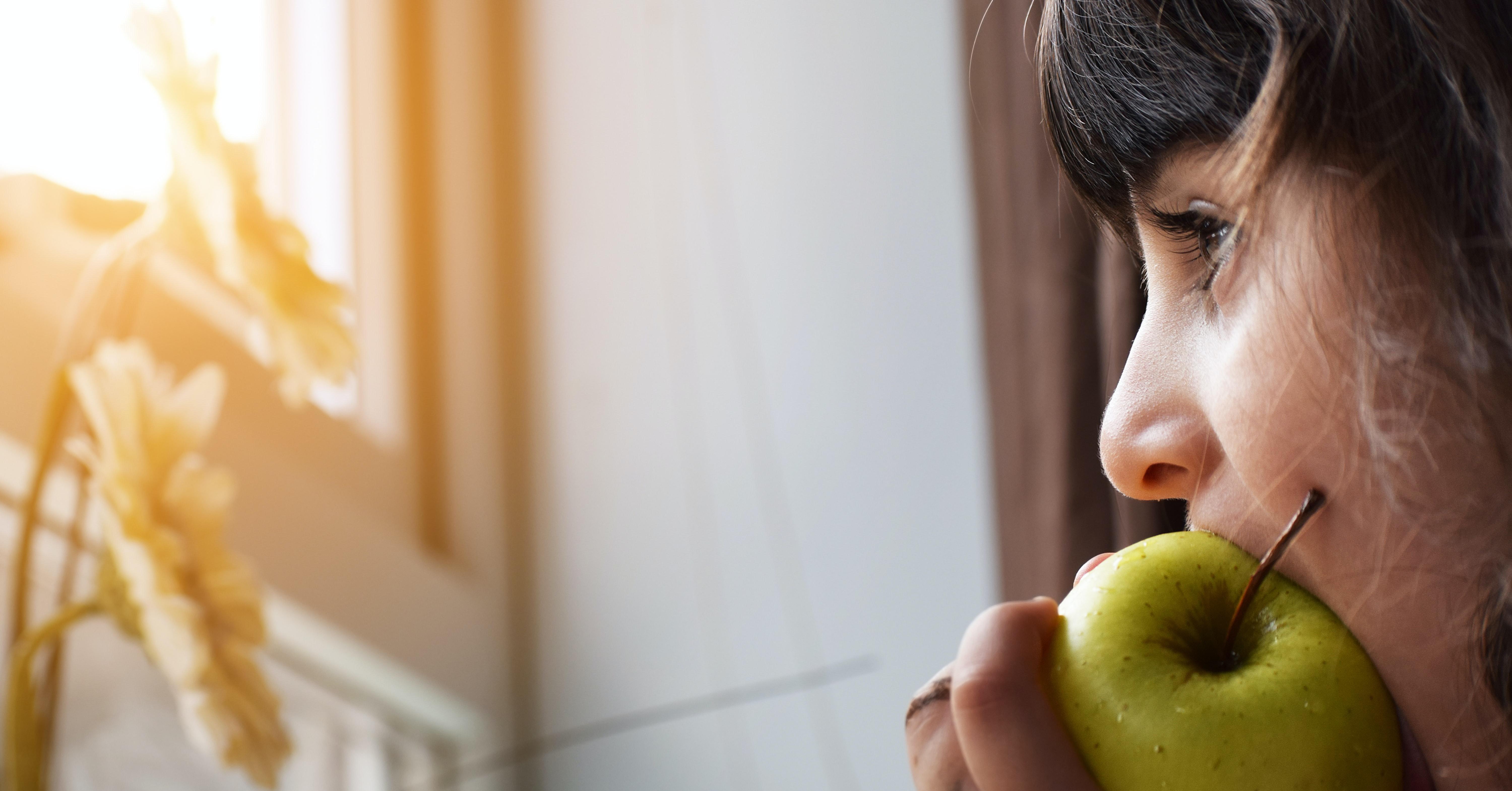 В какое время едят яблоки. Кушает яблоко. Человек ест яблоко. Девушка ест яблоко.