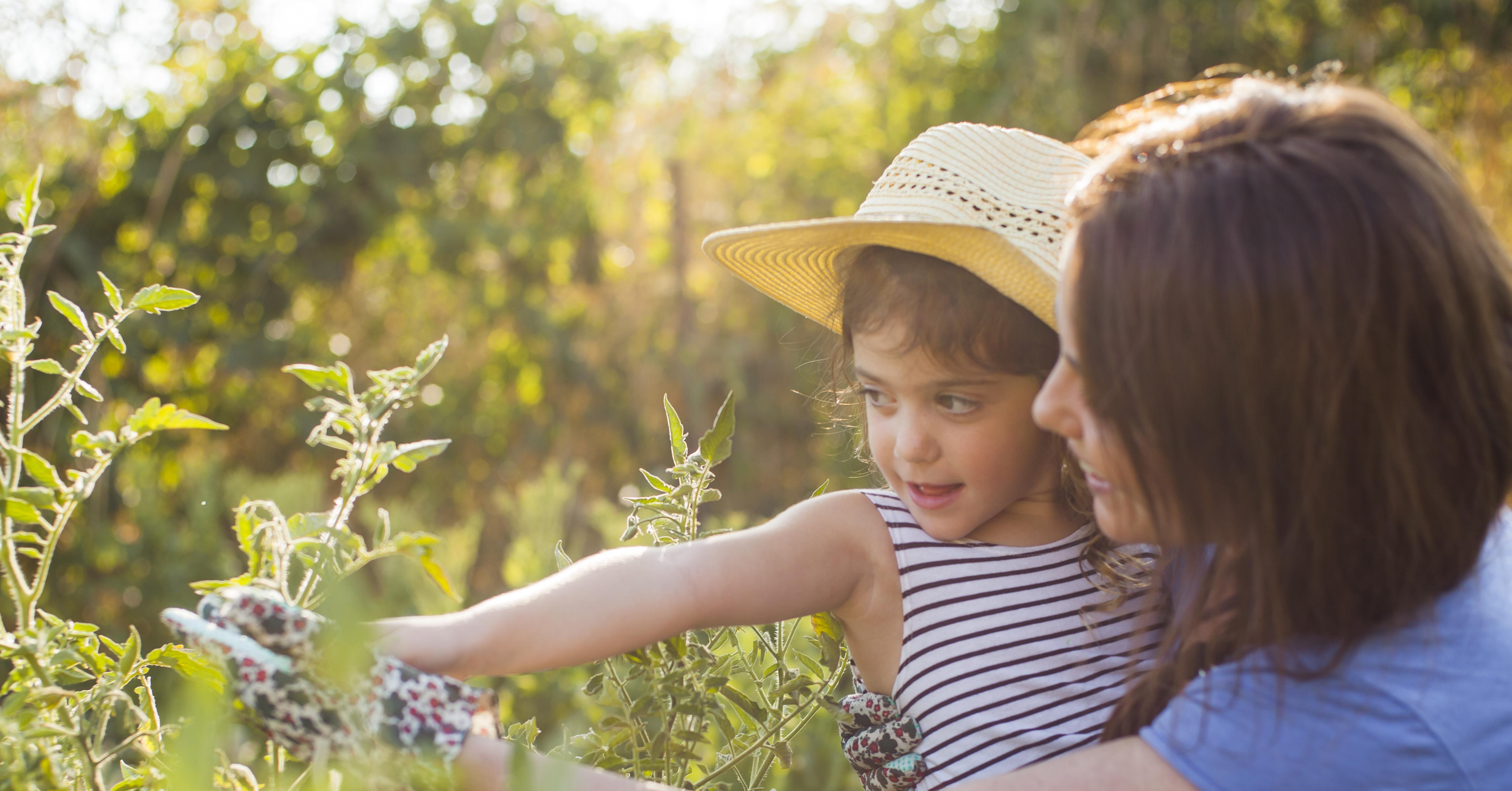 Маленькие дети новорожденные. Даже ребенку на нем всего. Фотосессия детской одежды. Любите своих детей. Детям о счастье.