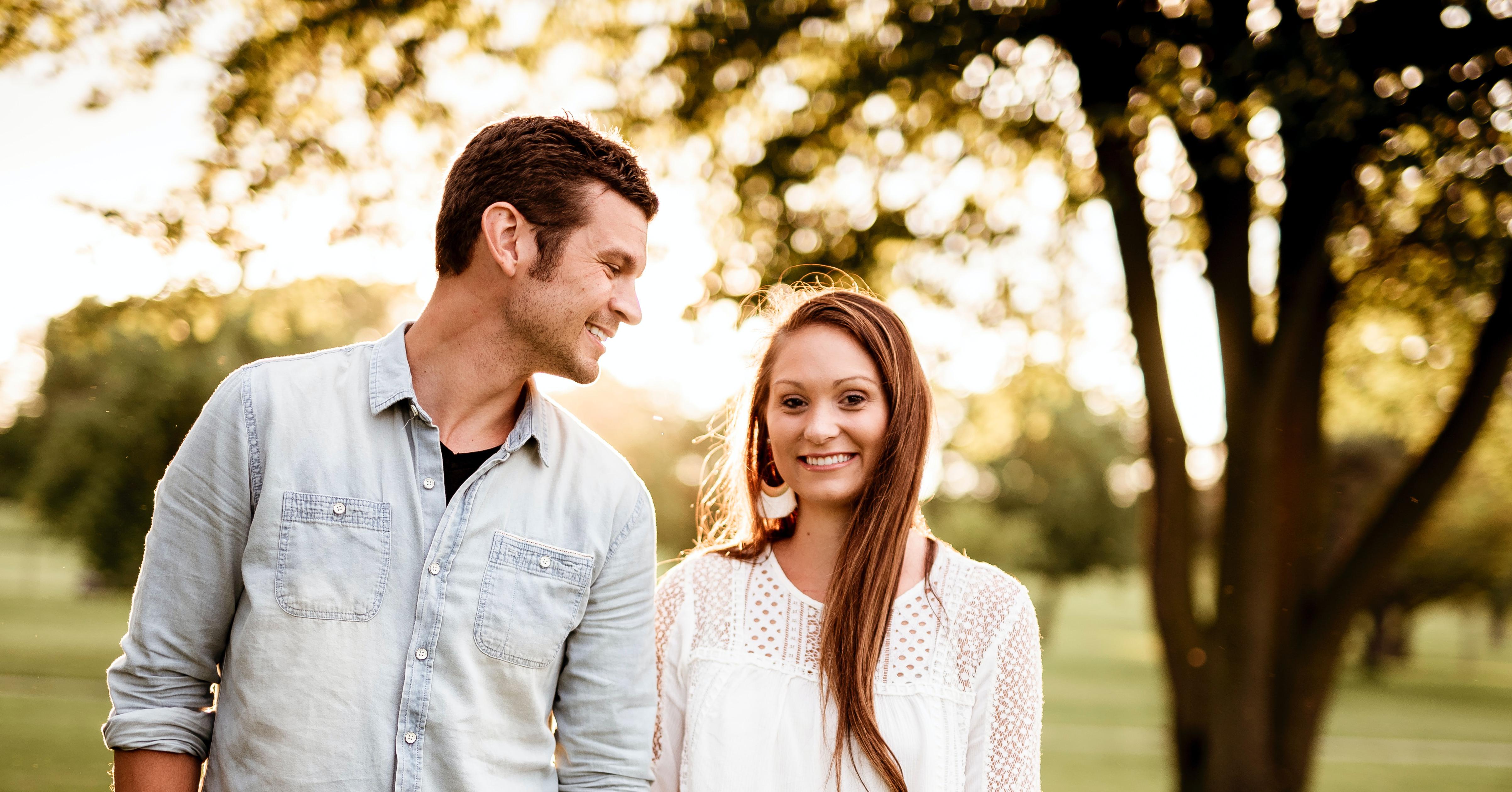 Венсан кассель этот неловкий момент. Почему влюбляюсь в мужчин младше. Почему мы влюбляемся. Молодые пары. Люди смотрят друг на друга.