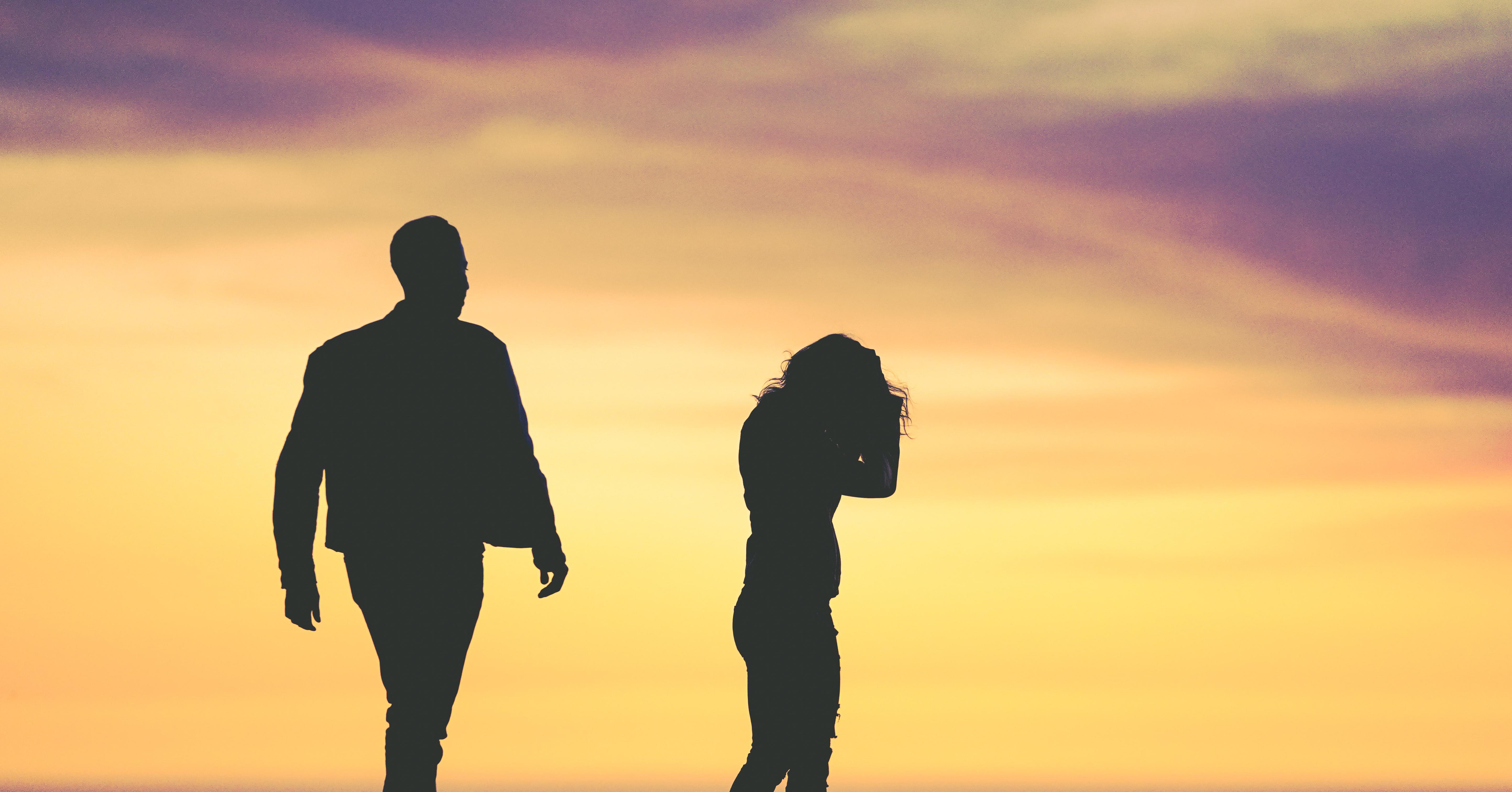 Расставание с девушкой. Парень и девушка на скамейке. Высказывания о расставании с любимым. Расставание с любимым человеком. Расходятся люди что это.