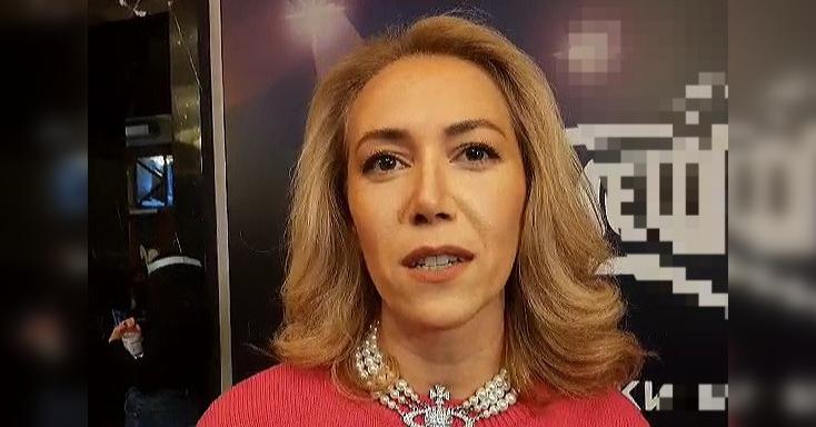 Әйел маска киіп мастурбация жасайды.