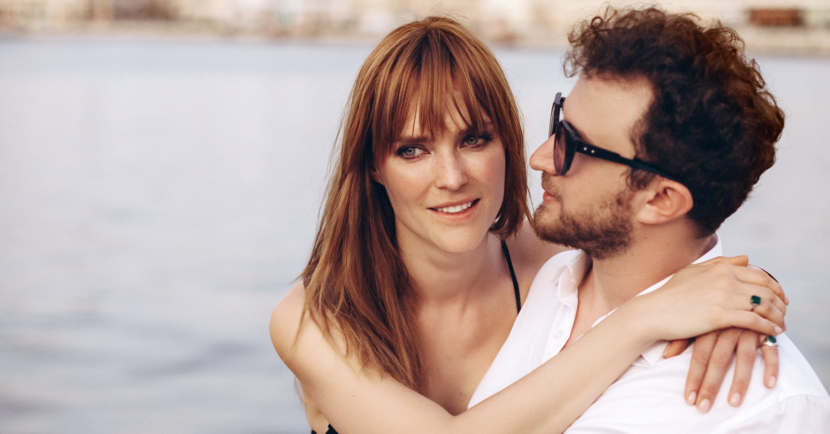 Әйелі күйеуіне жеке суретке түседі