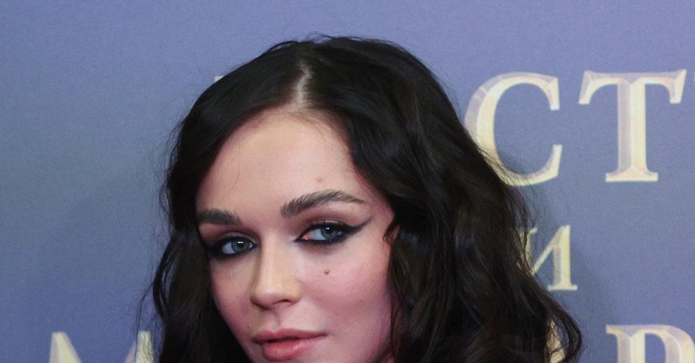 Софья Синицына похвасталась тонкой талией в «лебедином» наряде