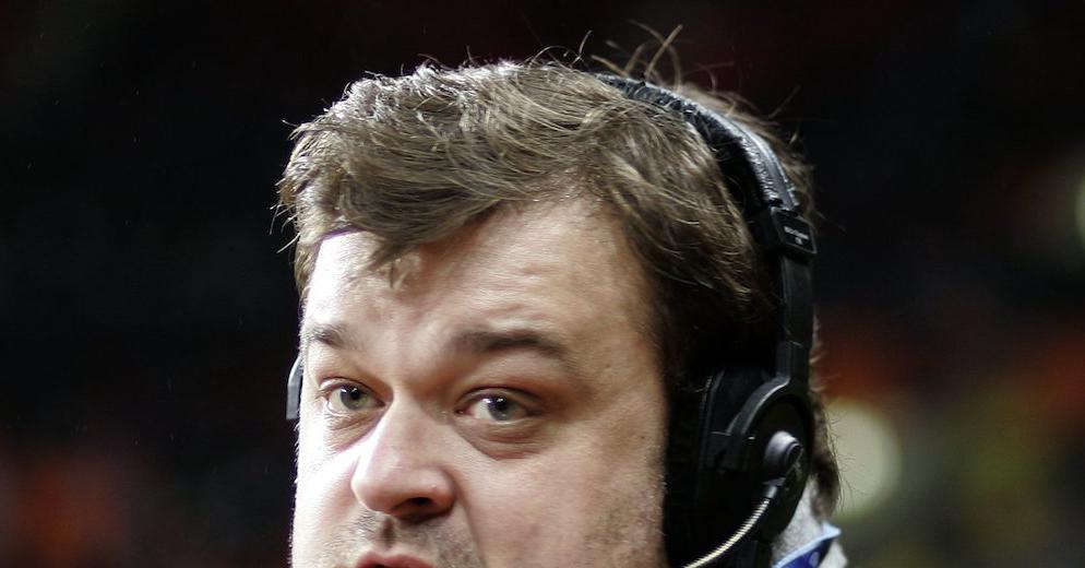 В Балашихе открыли памятник легендарному комментатору Василию Уткину: фото