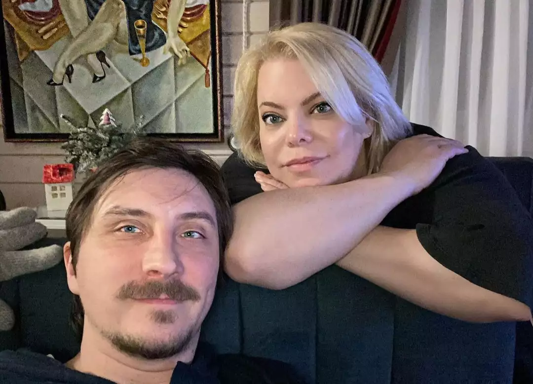 Яна Поплавская вышла замуж за молодого журналиста: кадры из загса