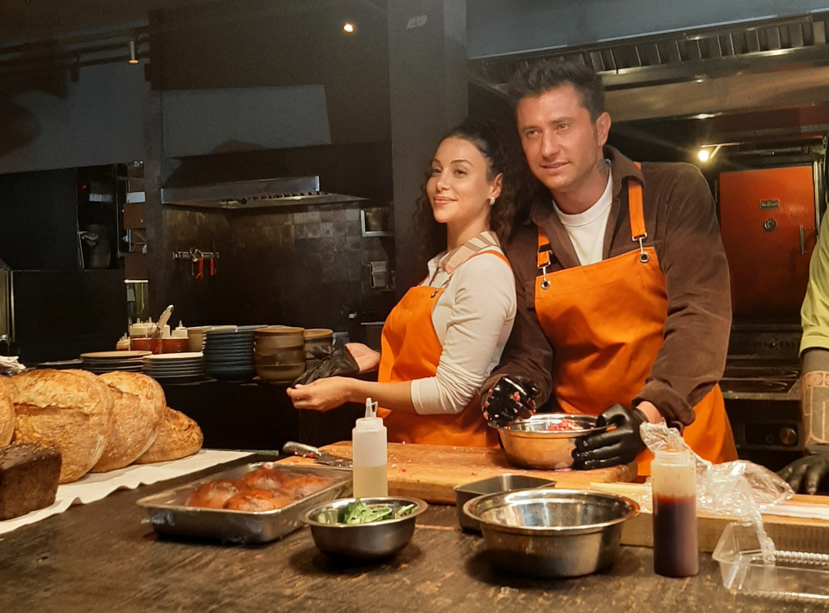 Павел Прилучный показал, как готовит с новой женой