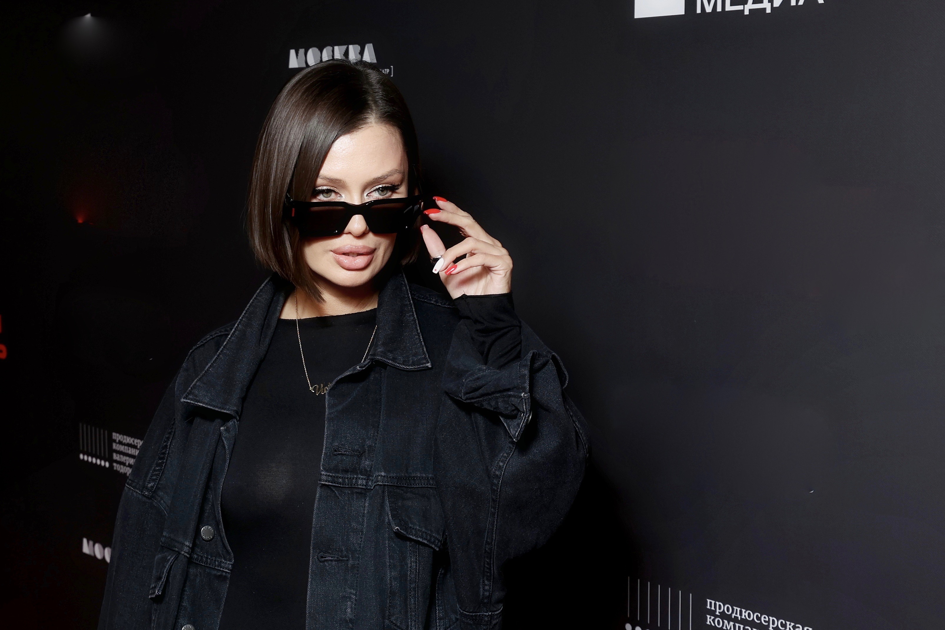 Боня похвалилась новой формой глаз, а Собчак брюками за полмиллиона: светская премьера