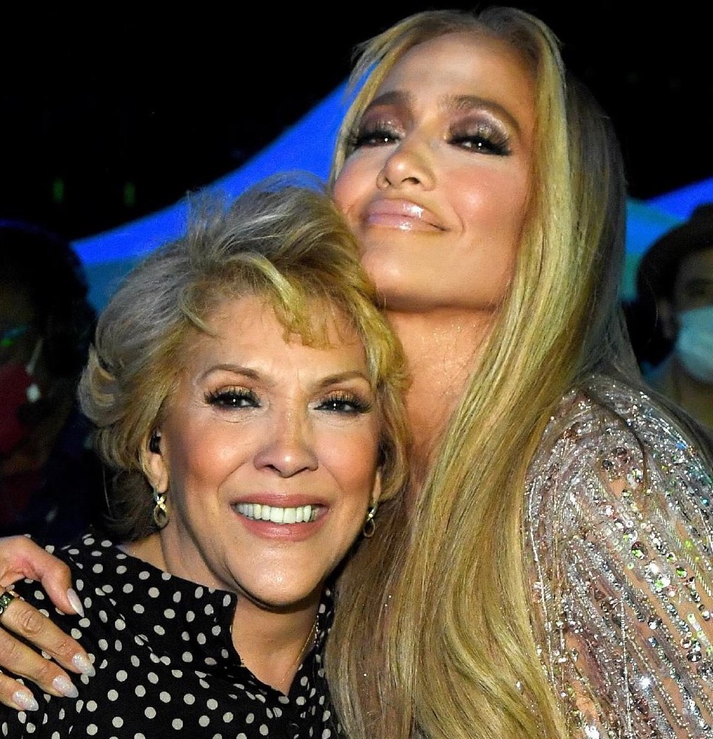 Международный День Матери: Лопес, Орбакайте, Хилтон, Шейк поздравили мам