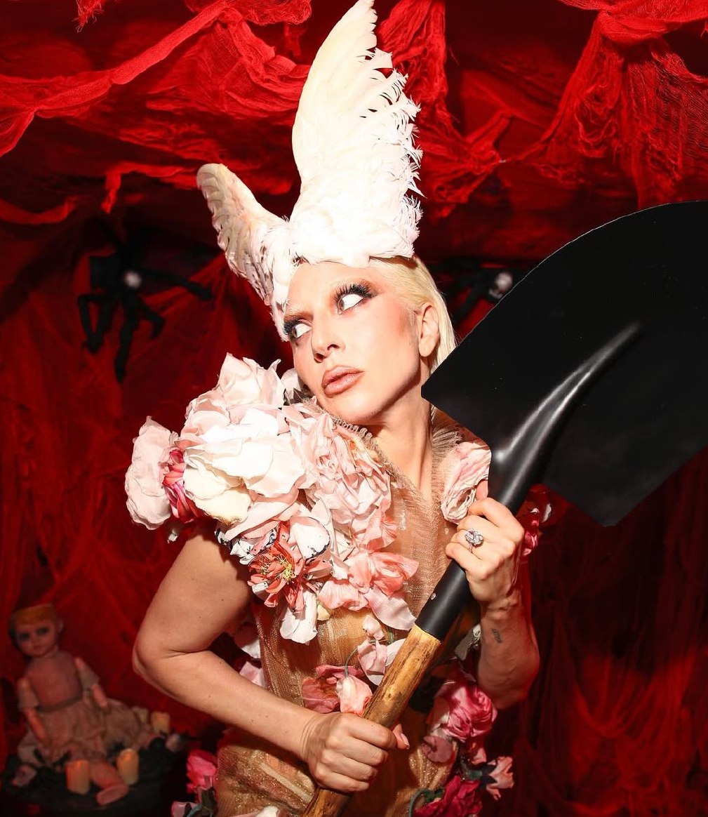 Гламурные страшилки: Гага, Шейк, Агилера, Дион отметили Хэллоуин