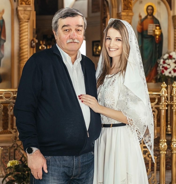 Алферова вспомнила Абдулова, Малахова показала «папу номер 2»: звезды отметили День отца