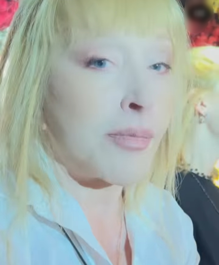 В Москве скрывалась под шляпой, а в Израиле показала лицо: в Сети обсуждают внешность Пугачевой