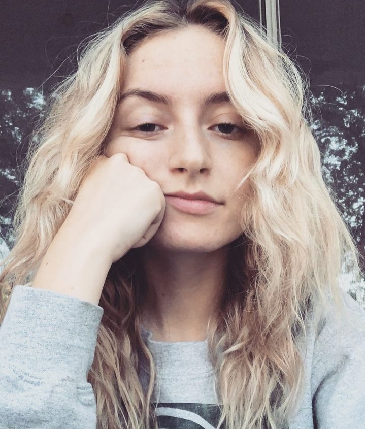 Дочь Агутина и Варум показала фигуру в красном бикини на клубной вечеринке: эффектные кадры