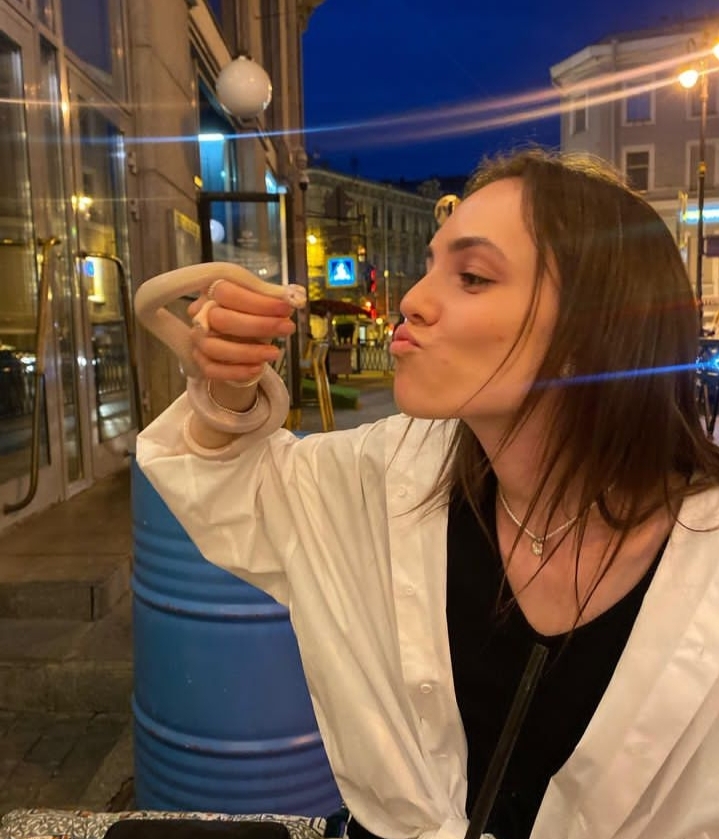 Выжить в непростые времена: Толкалина стоит на голове, Милославская целует змею, Юдашкина сбежала в Гонконг к внукам