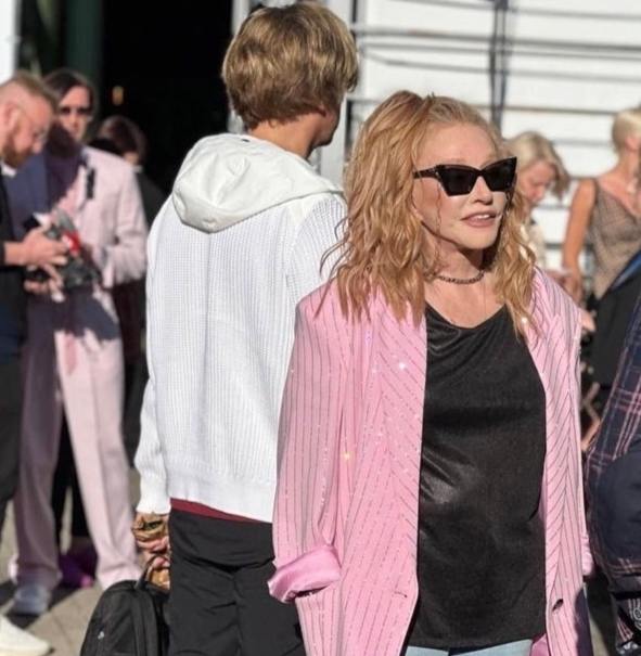 Как выглядит Пугачева после слухов о проблемах со здоровьем: репортаж из Юрмалы