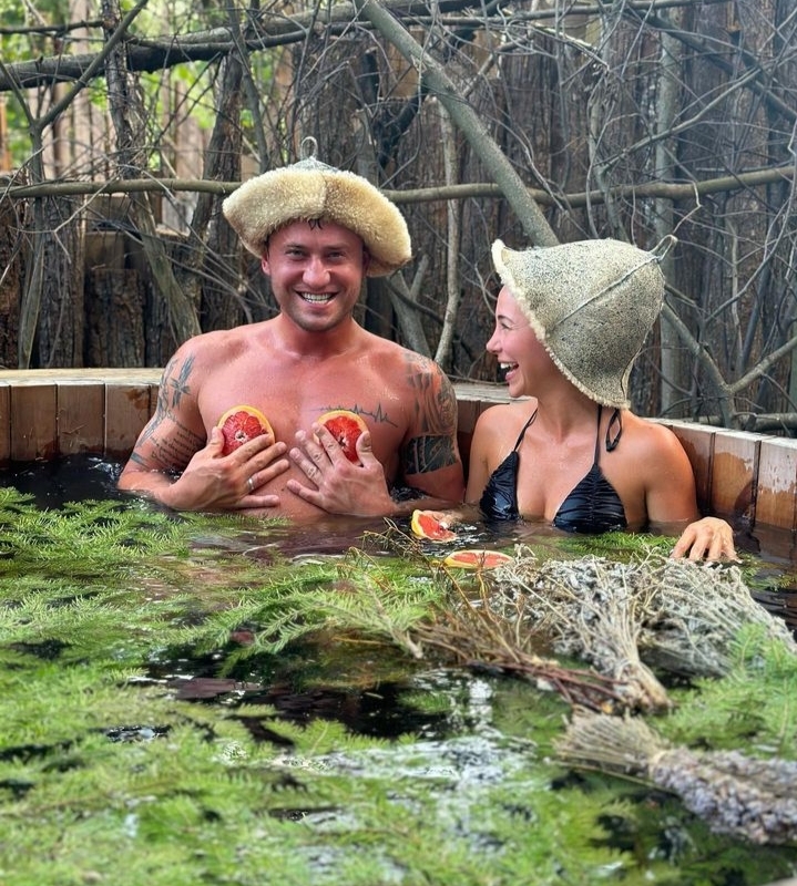 Шнурова в Неваде, Костюшкин в Когалыме, Ургант в Поволжье, Прилучный в бане: фотообзор недели