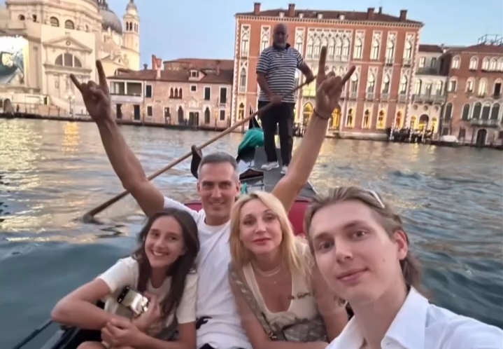 С Орбакайте требуют деньги за отмену концерта: зарубежные фотобудни дочери Пугачевой