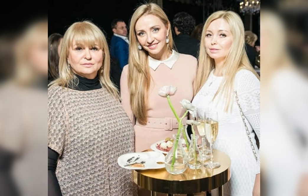 Навка, Смехова, Боярская и Матвеев показали мам: звезды отметили день матери