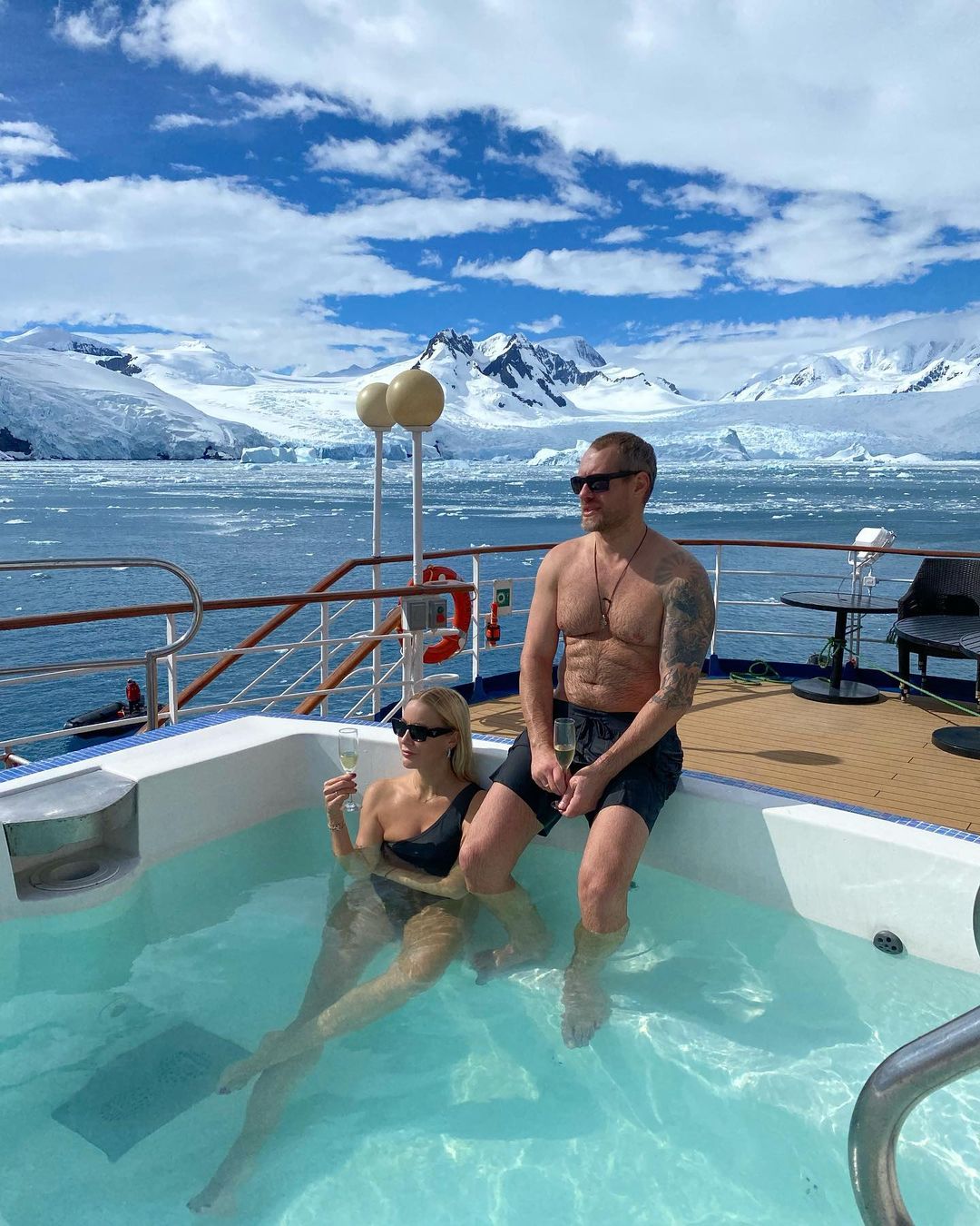 Летучая с мужем отметили 7 лет со дня помолвки в Антарктиде