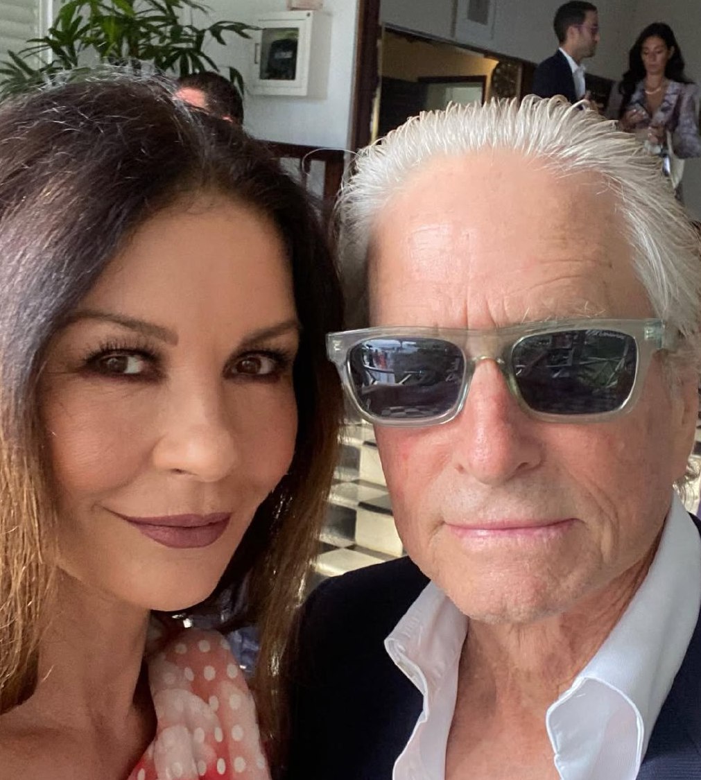 Кэтрин Зета-Джонс и Майкл Дуглас отмечают серебряную годовщину: семейный альбом