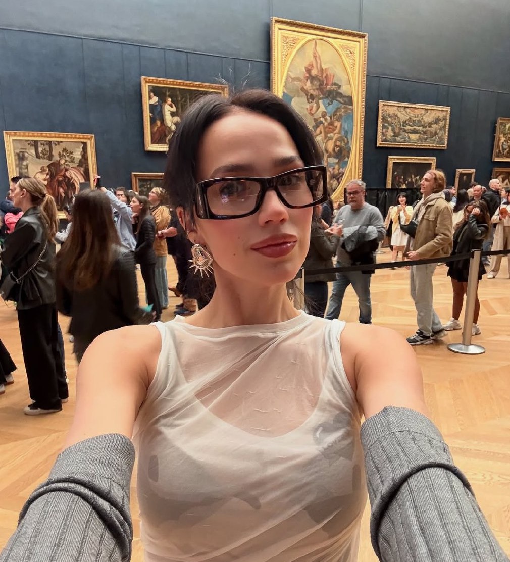 Алина Загитова покоряет Париж в красном мини