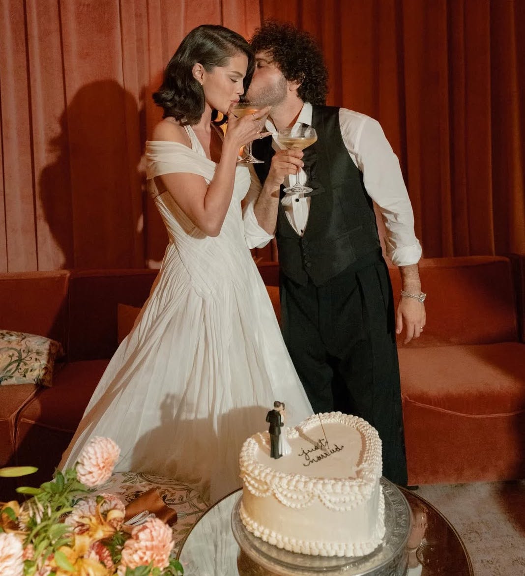 Селена Гомес показала свадебные фото: три платья невесты