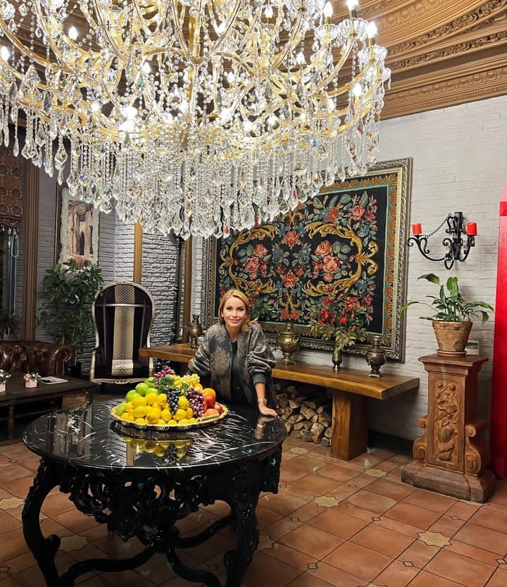 Малиновская рассказала про свои густые усы, Орлова показала роскошь Востока: как знаменитости провели выходные