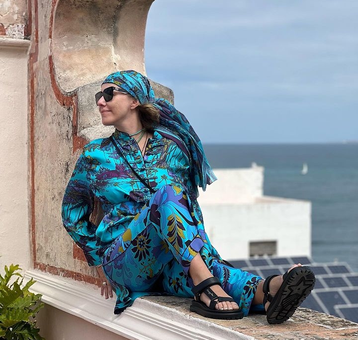 Повязали: Собчак, Кудрявцева, ГлюкоZа показывают, как правильно носить платки