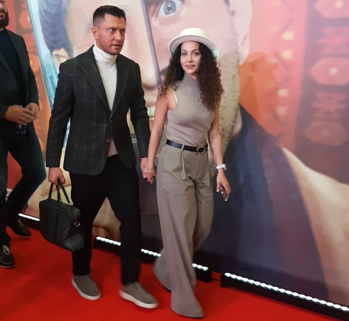 Жена Прилучного показала новый образ на красной дорожке