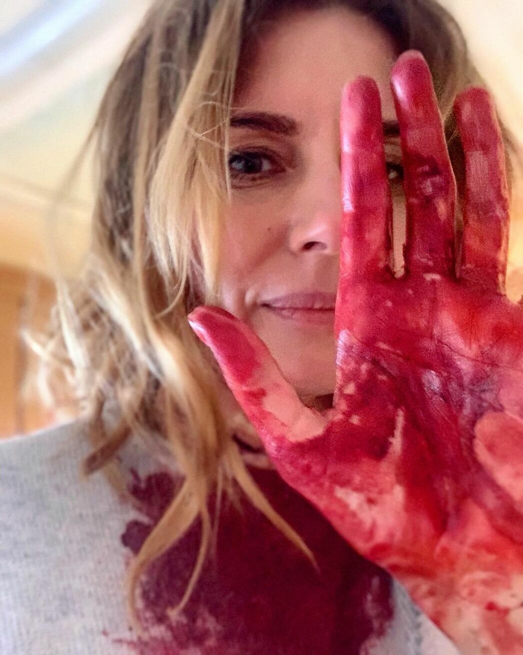 Любовь Толкалина в творческом процессе