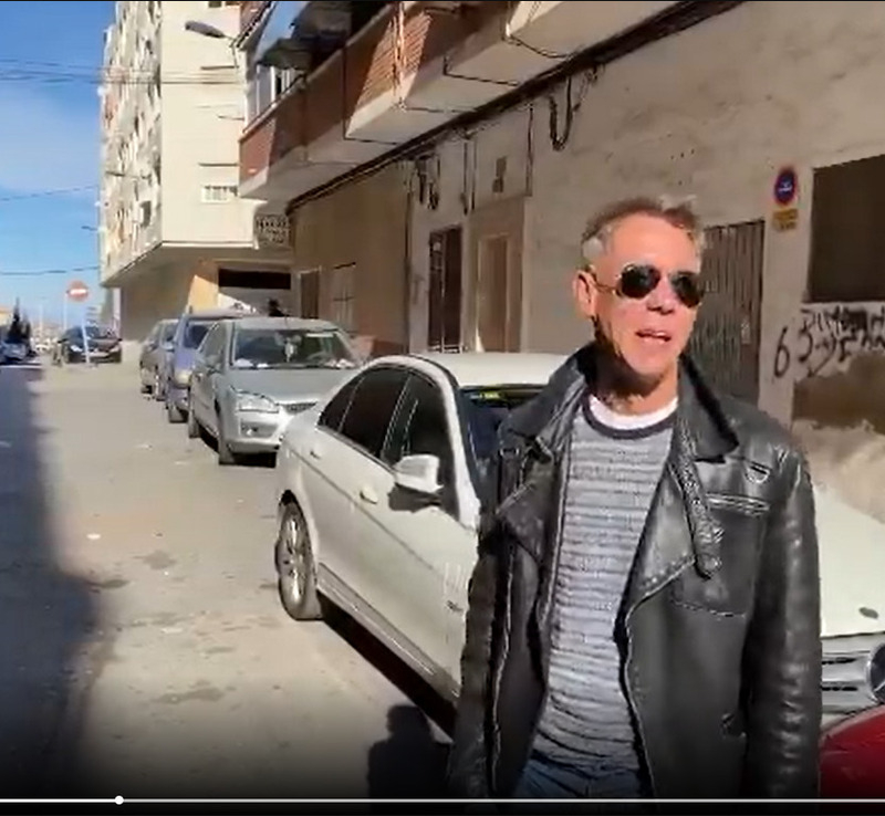 Алексей Панин  откровенно признался: "Да. Торревьеха — это деревня. Да. Я живу в простом скромном районе. Да. У меня нету денег"