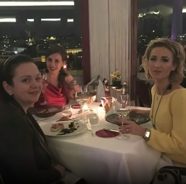 Ольга и Анна Бузовы с мамой