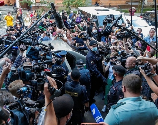 Актёр Михаил Ефремов уезжает после судебного заседания