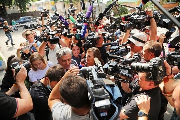 Адвокат Эльман Пашаев общается с прессой