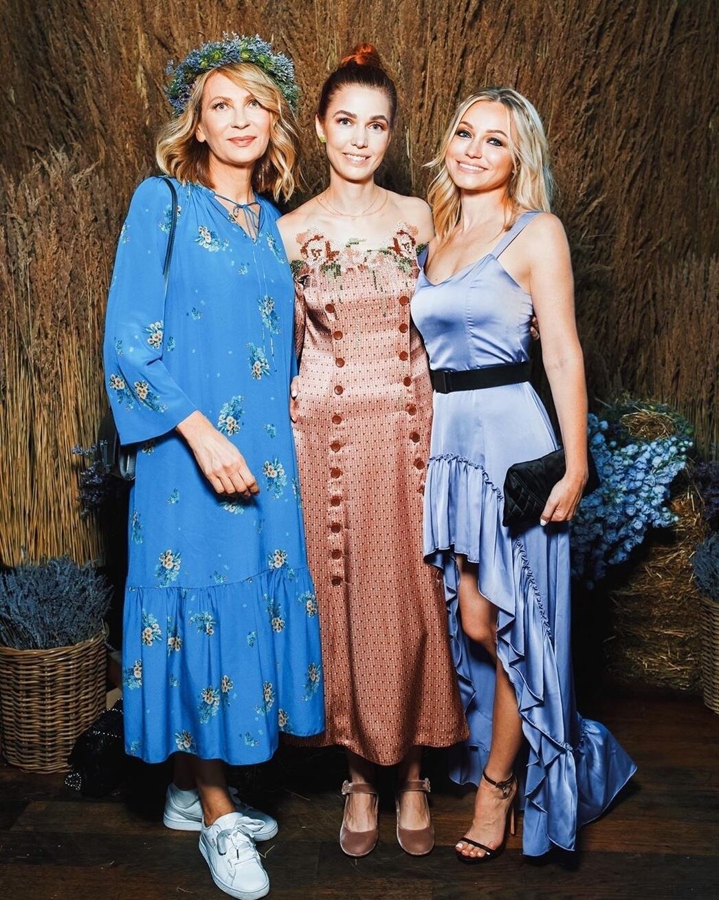 Алёна Ахмадуллина (в центре), Инна Маликова и гостья вечера