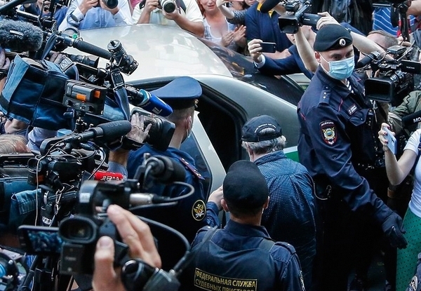 Актёр Михаил Ефремов уезжает после судебного заседания