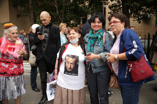 Флешмоб у здания суда во время вынесения приговора Ефремову