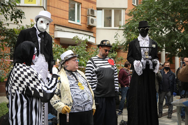 Флешмоб у здания суда во время вынесения приговора Ефремову