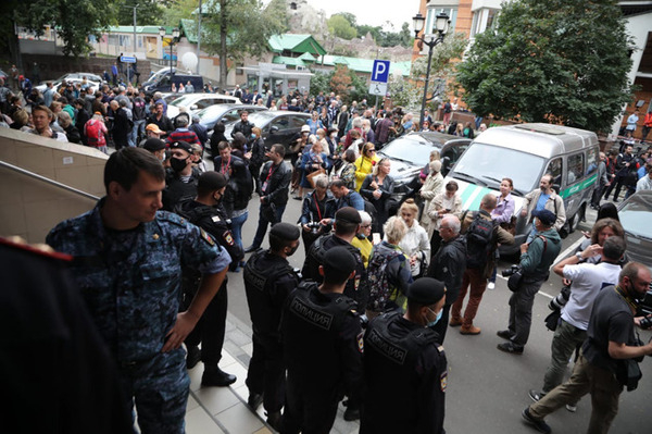Около здания суда собрались не только журналисты, но и те, кто пришел поддержать или выступить против Ефремова
