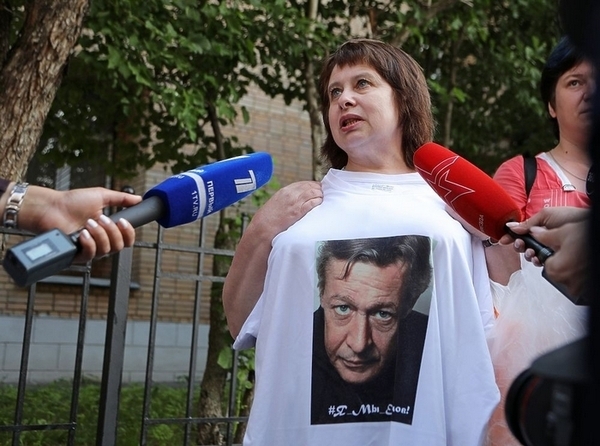 Поклонники Михаила Ефремова приходят поддержать актера к зданию суда