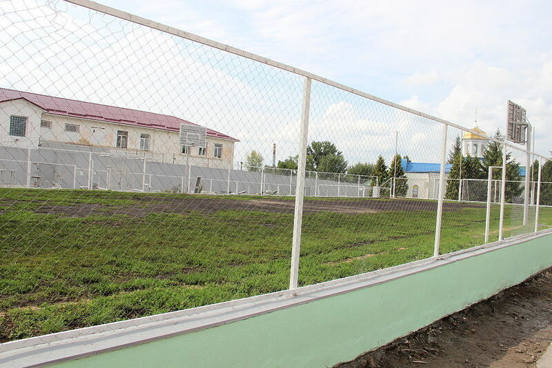 Футбольное поле с натуральным покрытием