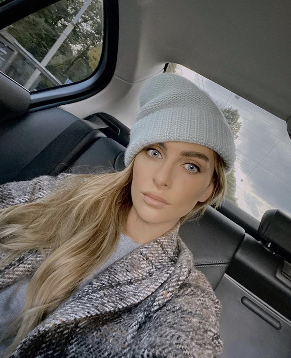 Катя Варнава в шапке бини