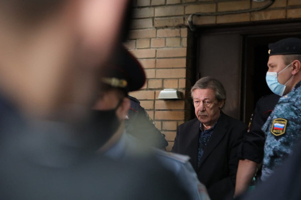 Из зала суда актера вывели под конвоем и в наручниках