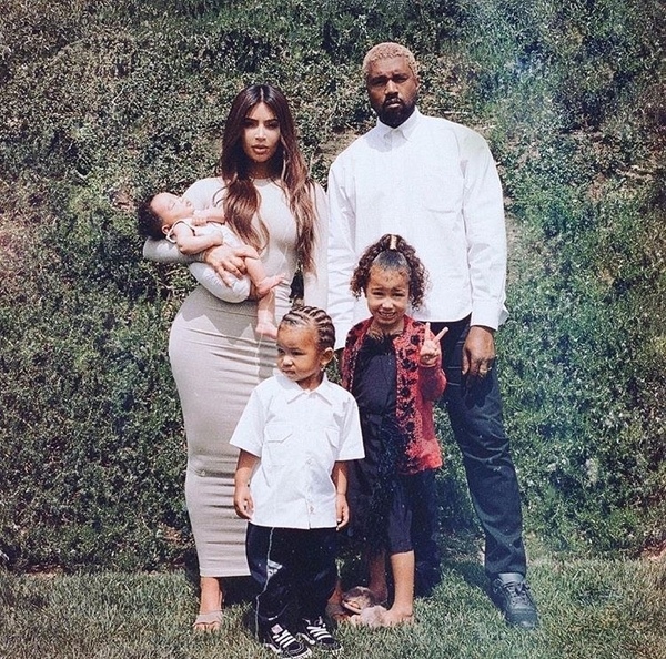 Ким Кардашьян и Канье Уэст с детьми
